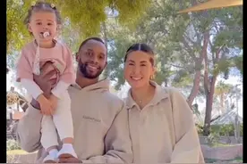 辽篮外援弗格带妻子女儿逛动物园，开上百万特斯拉，至今不想归队图片