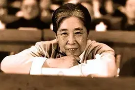 王光美临终前突然向女儿深深鞠躬，虚弱地说：“女儿，拜托了”图片