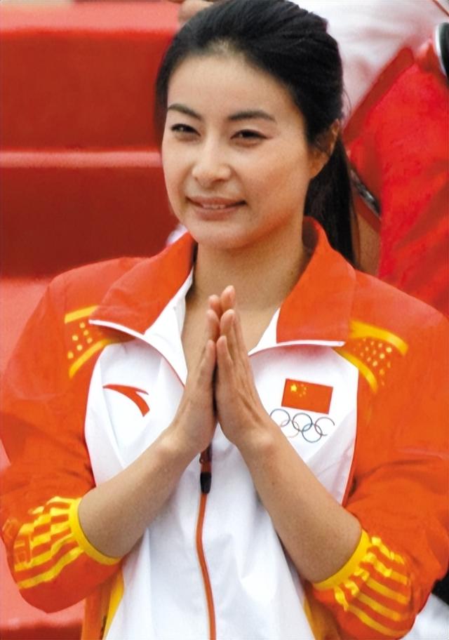 霍启刚高调官宣喜讯仨月，郭晶晶再破天花板，让整个贵妇圈沉默了