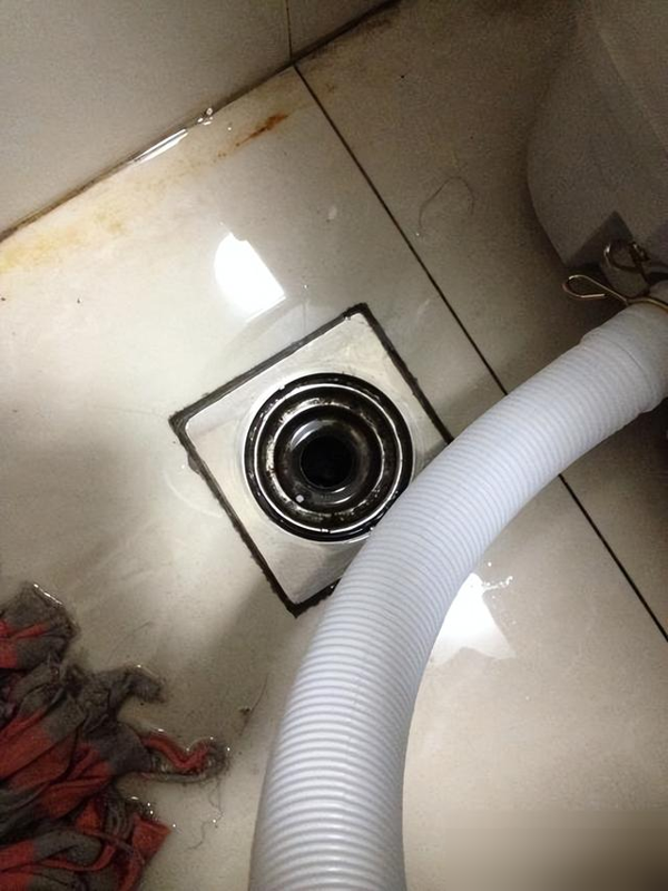 洗衣机排水管可不能直接插在地漏里，否则天天往外溢水