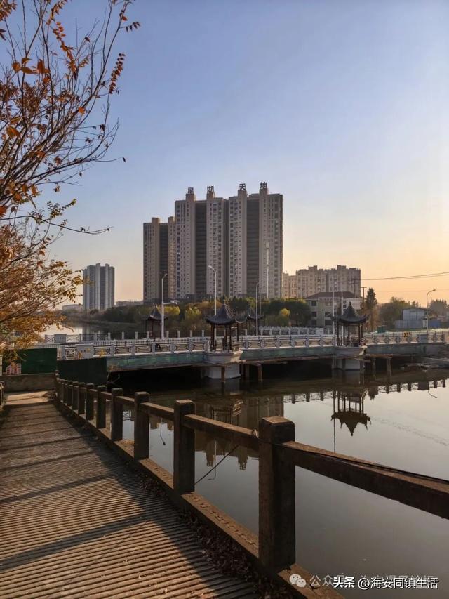 在海安新立发桥上看看老通扬河的水，回味春秋风云！