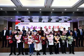 漳泽农商银行举行退休职工欢送会图片