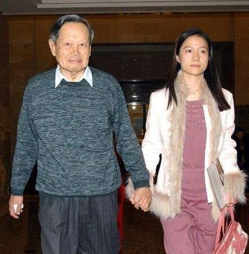 没想到，杨振宁去世后	，49岁妻子翁帆，竟因一个动作实现口碑暴涨