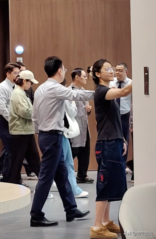 李连杰现身北京4S店，见人多瞬间脸垮不悦，抻脖瘪嘴好像老太太