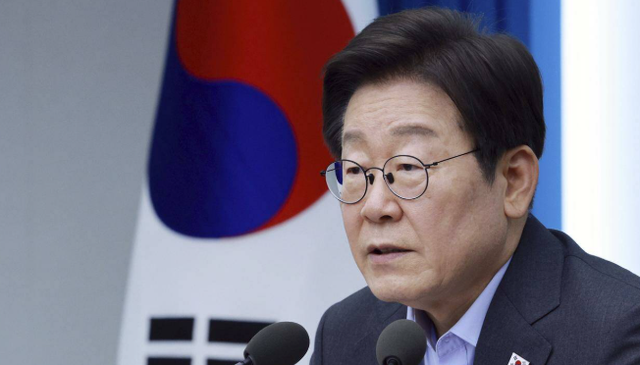 韩国也跪了！特朗普喊话中国，态度大变，不再说“中国不好对付”