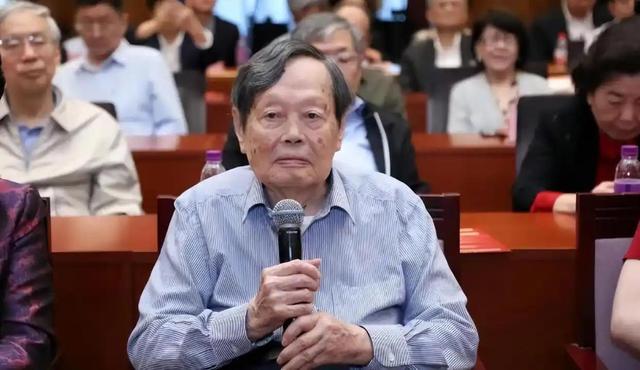 杨振宁离世不到1个月，三大历史争议被扒，原来他并非想象中那样