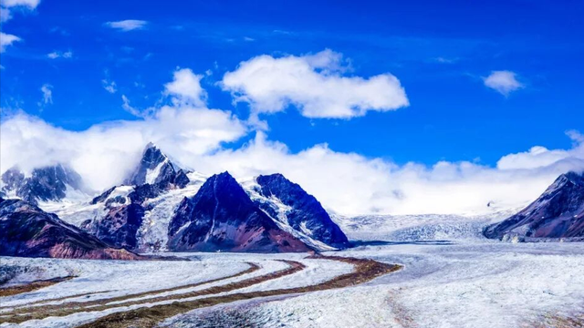 西藏必打卡的冰川秘境！漂浮冰山的湖泊，美到窒息