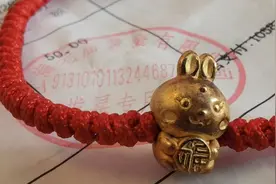 “足金挂坠，竟‘银氧化’成灰黑色？！”沪上知名金店遭质疑，权威机构这样回应图片