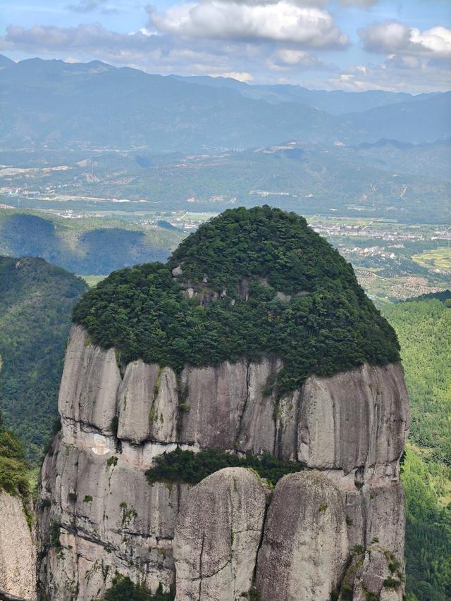仙居县饭蒸岩景区，横看成岭侧成峰，远近高低各不同