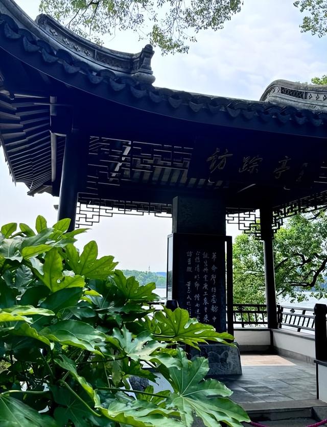 嘉兴南湖 •中国革命起航的地方！