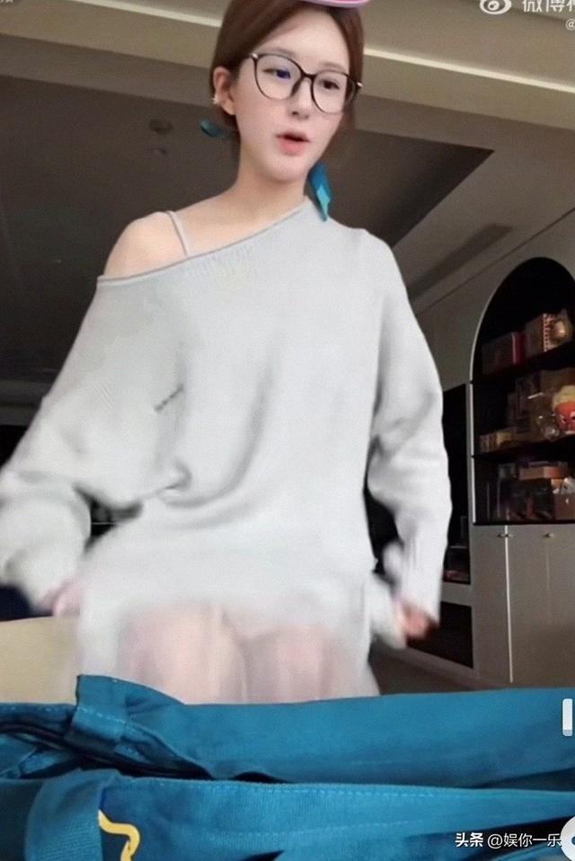 赵露思直播卖货动作幅度太大露出内裤，遭质疑博流量，太败好感！