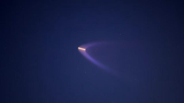 神舟21号过境北京从月亮上方掠过