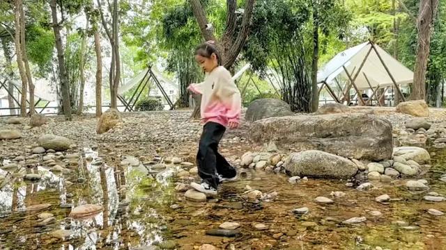 硚口区“就地取材”激活小微空间 育苗基地变身“森系”游园 市中心就能畅快体验：森林溯溪 + 露营 + RC越野
