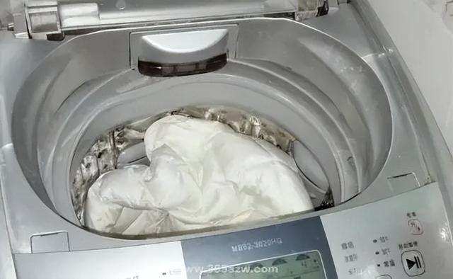 羽绒服脏了不用干洗，教你自己在家洗羽绒服，比洗衣店洗的更干净