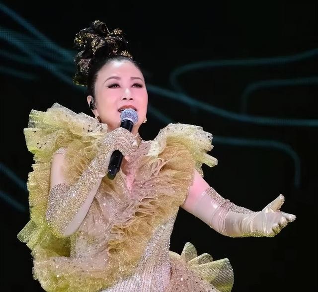 78岁路都走不稳还开演唱会捞金，全网恶评如潮，她却扬言回馈粉丝