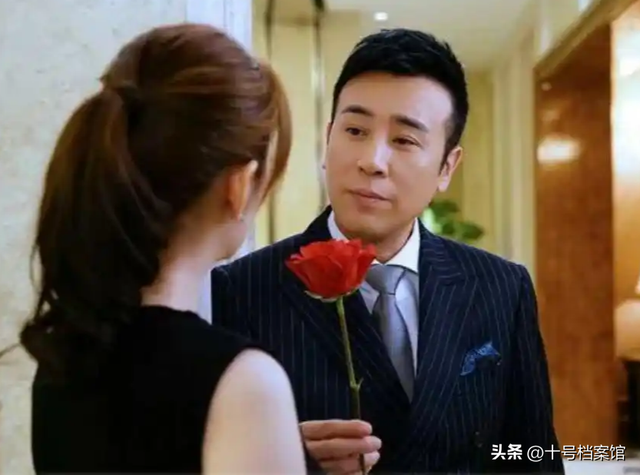 原来他们是夫妻，结婚多年不离不弃，如今靠着《沉默的荣耀》火了