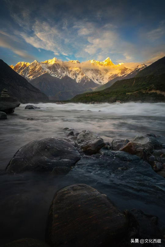 对不起，这看日照金山、流星、沙漠和雪山同框的宝藏地，我写晚了！