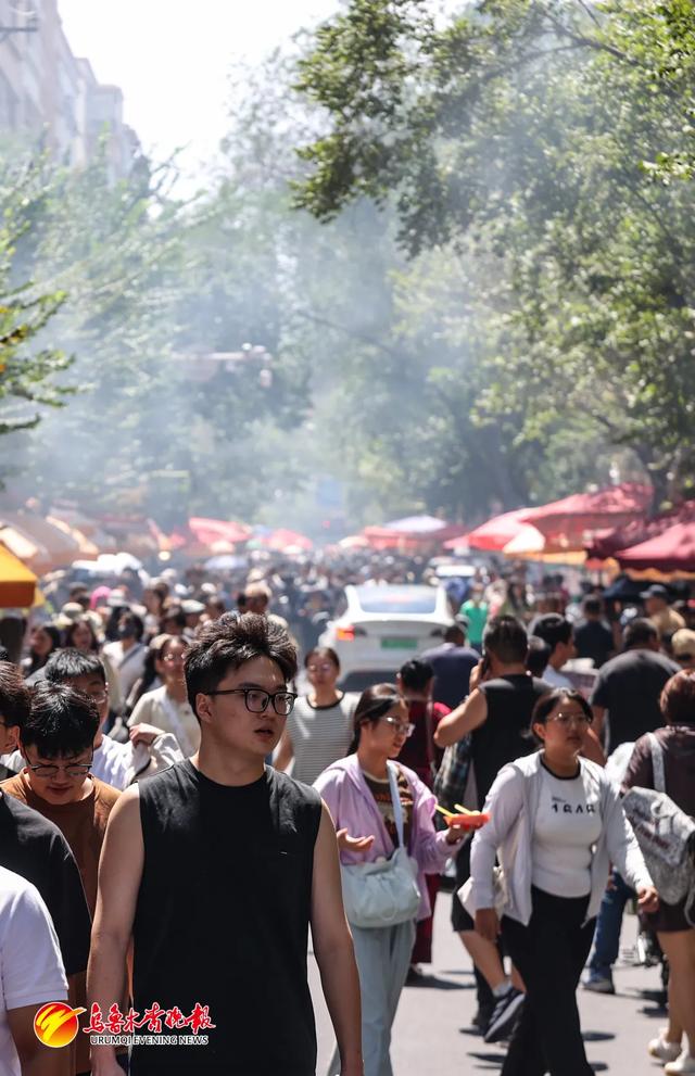 乌鲁木齐这条街被各地游客“挤爆”，烟火气漫出屏幕