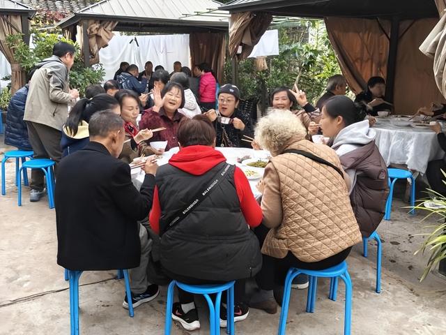 大凉山冬韵：冰雪、暖泉与阳光交织