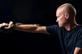 男子让毒蛇咬200多次注射蛇毒700多次，血液研发出广谱抗蛇毒血清图片