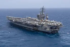 美航母赴中东，胡塞武装公开威胁，解放军舰队穿行红海，大摇大摆图片