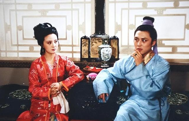 试过贾府一半男子的多姑娘，为何在试贾宝玉时，成了“灯姑娘”？
