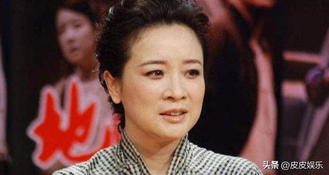 她是国家一级女演员，多次给坐轮椅丈夫戴绿帽，如今儿子也是演员