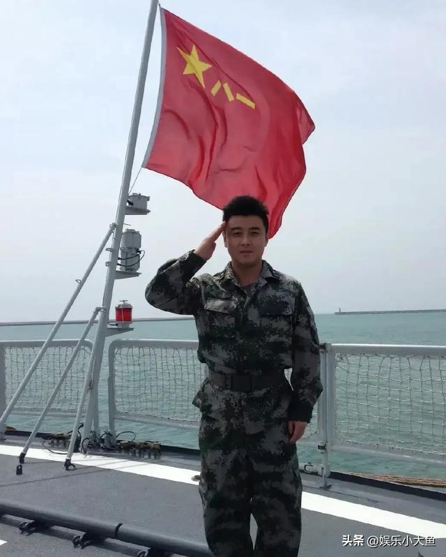 王皓的老婆闫博雅原来也是军人，夫妻俩军装合照太飒了，郎才女貌