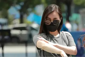 街拍好身材牛仔裤美女图片