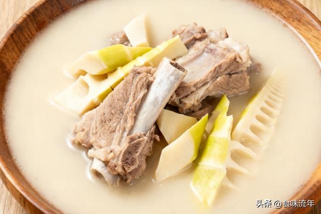 春笋炖排骨：鲜掉眉毛的家常味，慢炖 2 小时骨酥肉烂超下饭