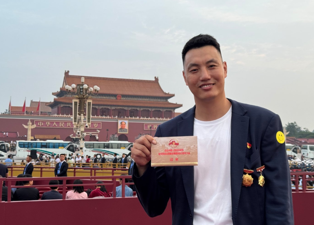 13位奥运冠军现场观看阅兵，汪顺戴着奖牌，马龙的“合照”太特殊