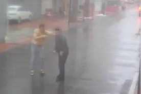 零下10℃，他光着膀子在街上狂奔500米.....图片