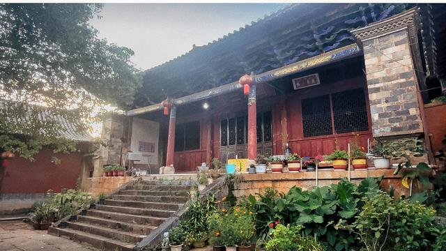 云南800年黄龙寺，方丈卖佛珠1.8亿修缮佛寺，20度的避暑胜地