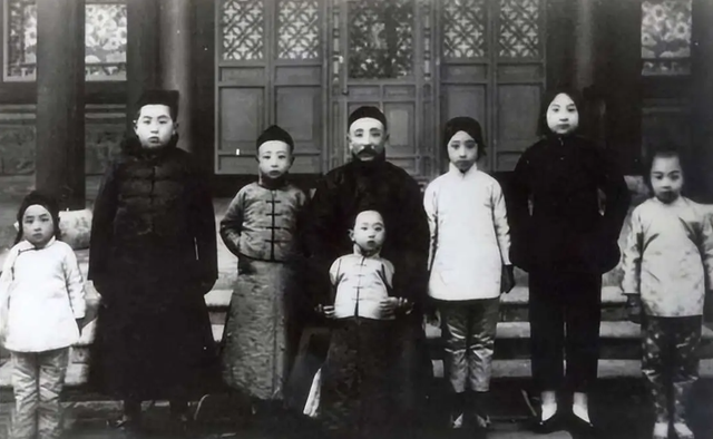 2007年沈阳大帅府门口，一台湾商人问售票员：我就不用买票了吧？