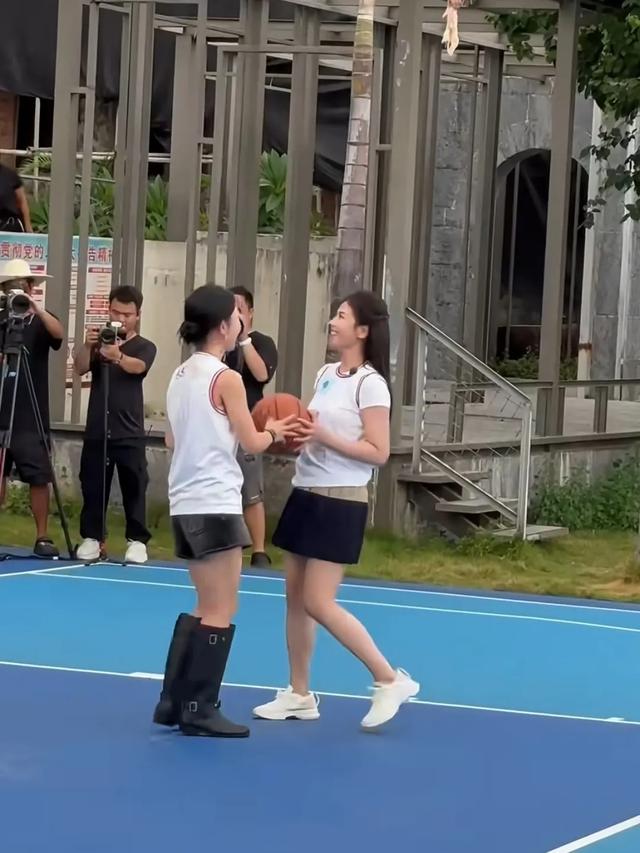 47岁刘涛打篮球被偶遇，真实状态身材不错，没有说的那么年轻漂亮