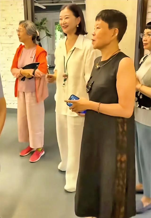58岁宋祖英近照：穿白色棉麻套装，剪齐肩短发，私人聚会全场焦点