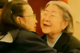 李讷晚年谈到李敏，含泪说：姐姐在我最困难的时候，总是给我塞钱图片