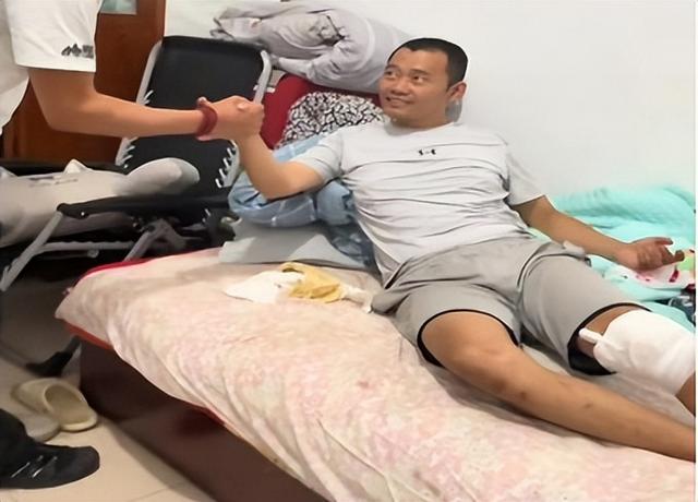 河北暴雨一车主参与救援获车企送车