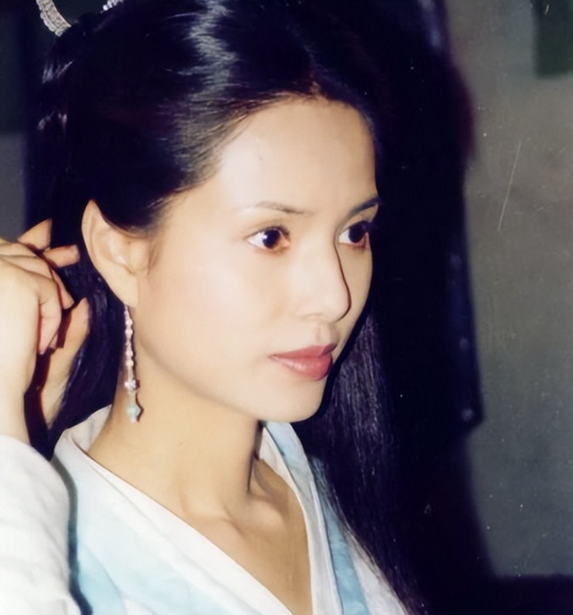 她一生不仅被老头“白睡”10年，还倒贴上亿，如今的下场令人惋惜