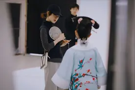 孙俪10岁女儿拍写真，穿蓝色旗装再现甄嬛造型，网友却喊话蔡少芬图片