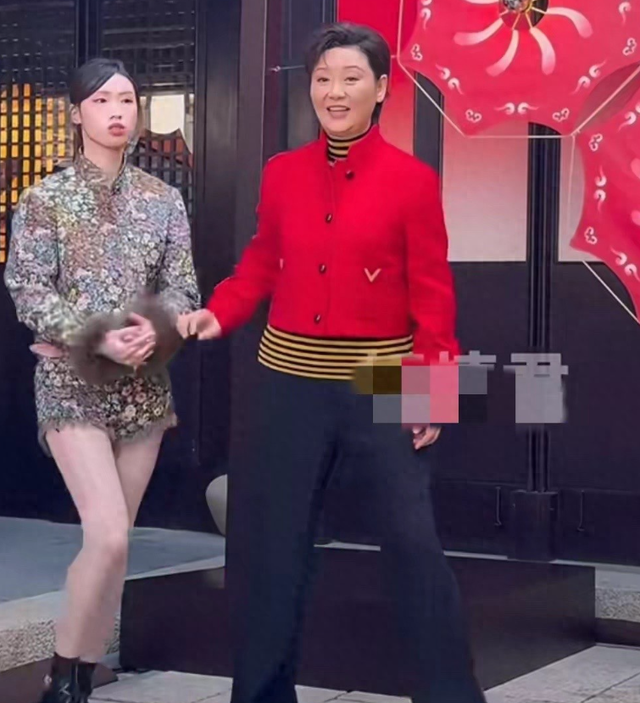 演都不演了！徐帆回应离婚后，冯小刚和养女双双撕下她的“体面”