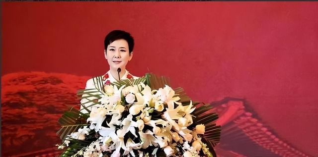 1997年，李鹏总理全家在玉泉山游玩	，难得团聚，女儿女婿罕见出镜