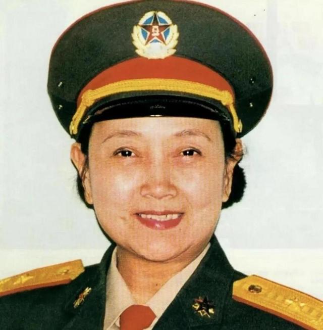 她是中国唯一影星少将，41岁丧子58岁丧夫，命运对她似乎格外严苛