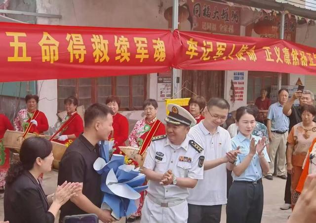张伟同志于10月15日11时38分抢救无效，不幸因公牺牲，终年41岁
