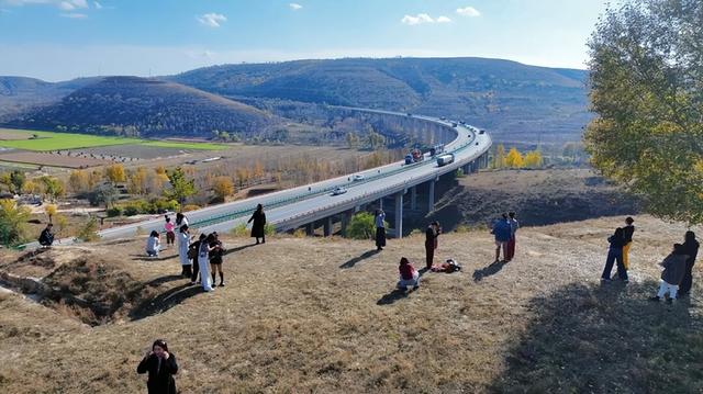 靖边银湾“果子沟大桥”：黄土高原上的公路诗 解锁秋日文旅新地标