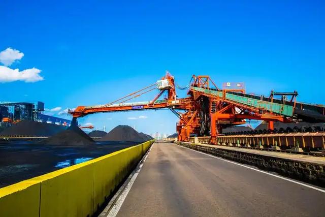 外观是集装箱货船，内部却搭载60个垂发，伪装性极强的辅助巡洋舰