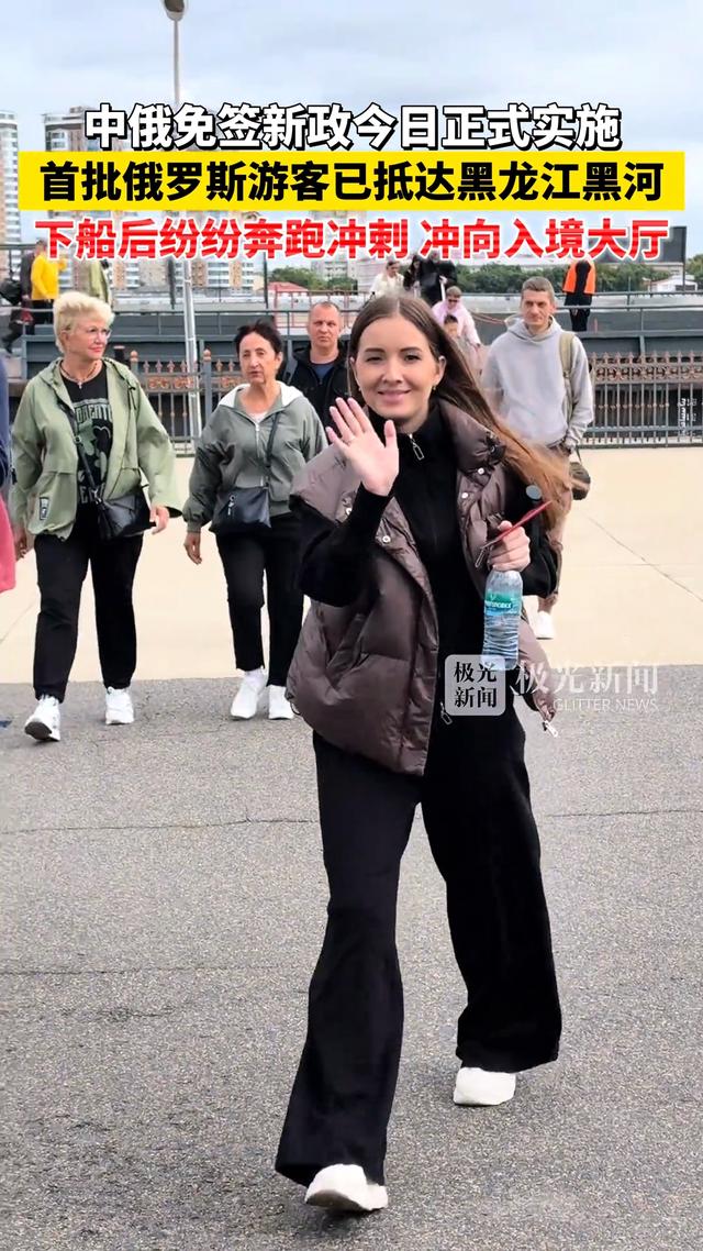 免签当天，俄罗斯游客挤爆黑河入境大厅，一眼看去20个俄罗斯美女