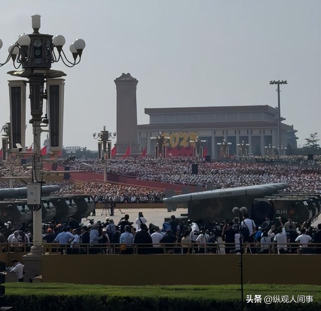 九三阅兵现场！姚明太扎眼，霍启刚抢镜，郑钦文潘展乐全在好热闹