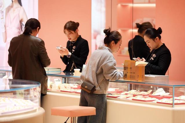 李江涛观点，怎么看当前金店的经营状况和商场出现金店关店的情况