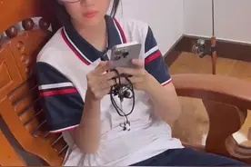 福建：女儿花4000多买个耳机，父亲崩溃了，你知道我赚钱有多难吗图片